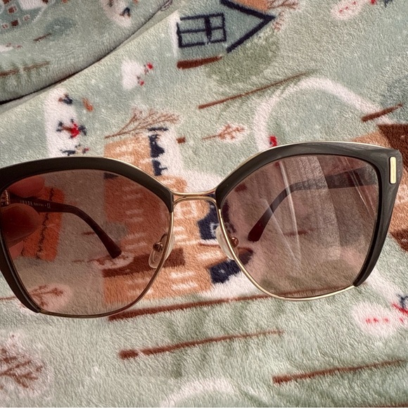 Prada sunglasses. - Picture 4 of 12